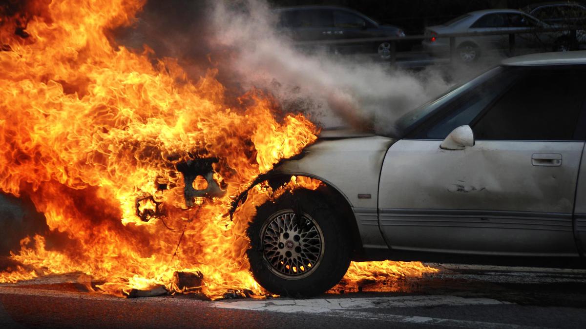 Автомобиль сгорел дотла в Нур-Султане (видео)