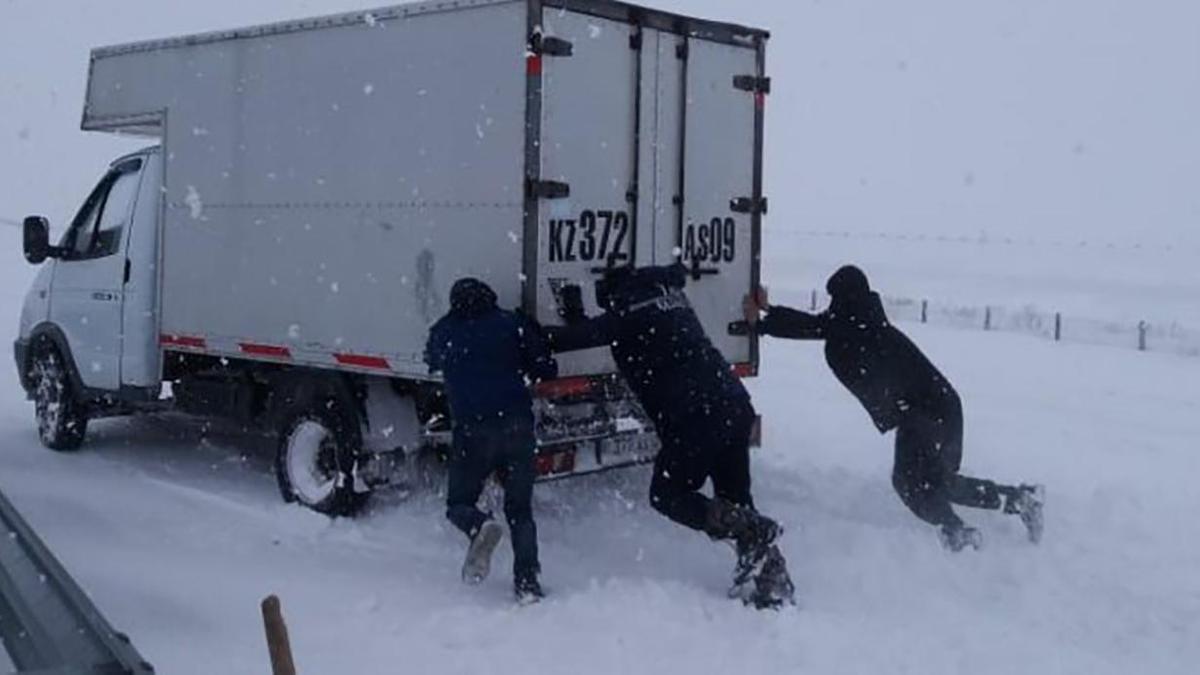 Более тысячи авто застряли на постах из-за снегопадов в Казахстане (фото)