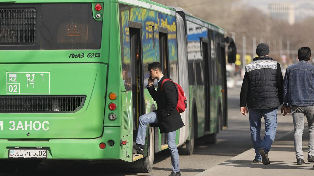 "Где автобусы?": астанчане пожаловались на работу общественного транспорта