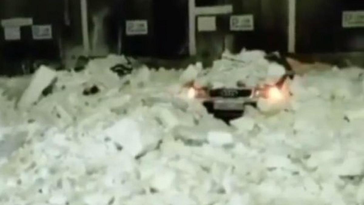 Глыба снега упала с крыши и раздавила несколько автомобилей в Нур-Султане (видео)