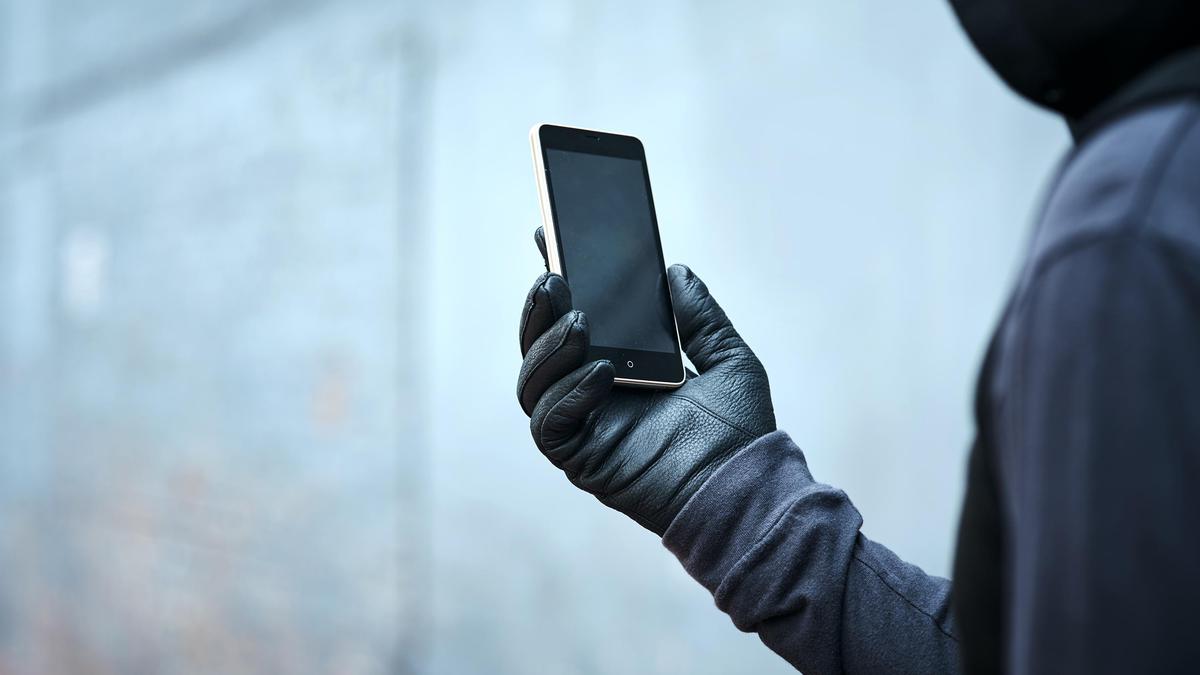 Мужчина отобрал телефон у подростка на улице в Нур-Султане