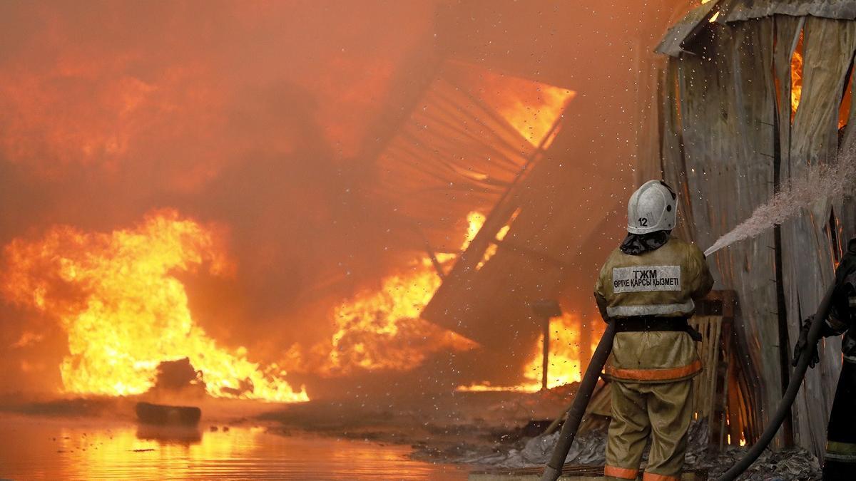 Почти 200 человек и авто эвакуировали из-за пожара в бизнес-центре в Нур-Султане