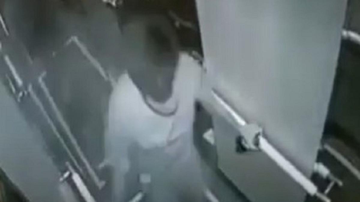 Астанчанин "подрался" с лифтом и поплатился (видео)