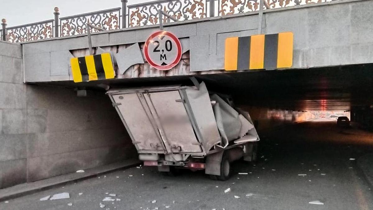 Еще один грузовик врезался в мост на Кунаева в Нур-Султане (фото)