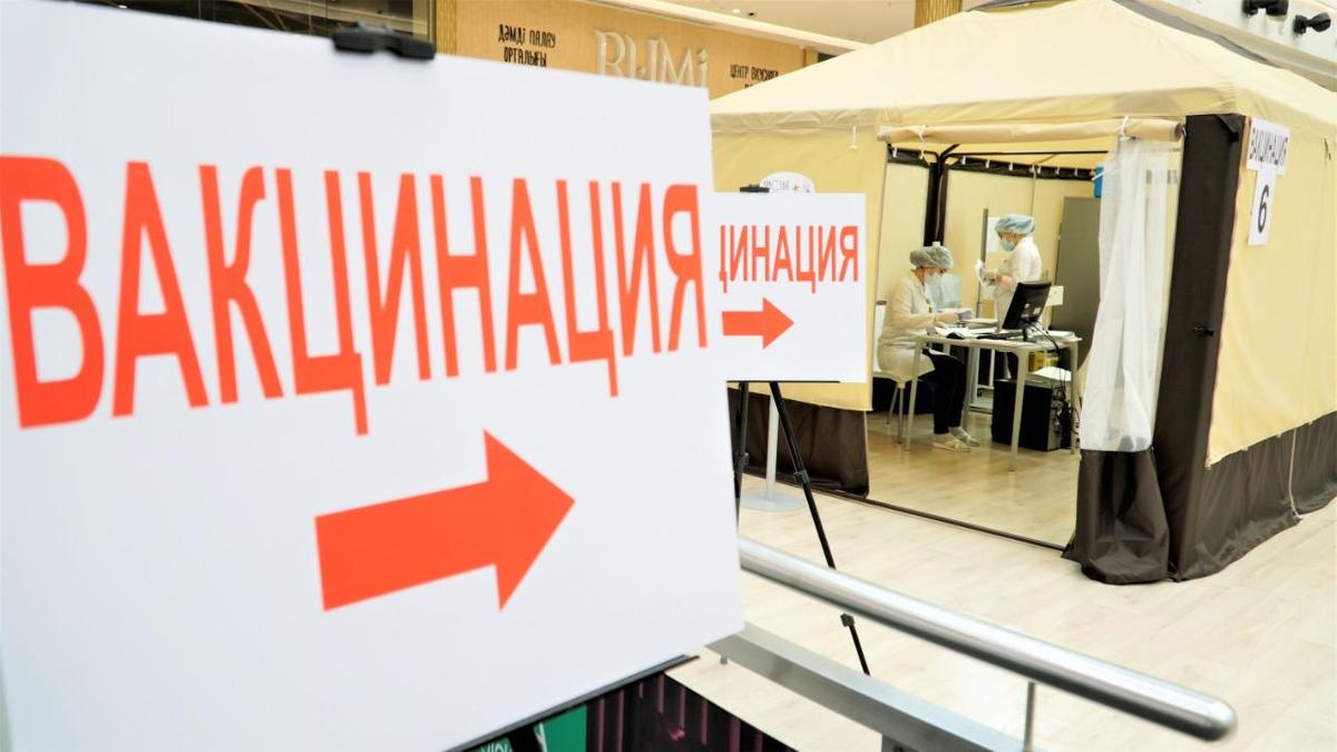 Как проходит вакцинация в торговых центрах Нур-Султана и Алматы (фото)