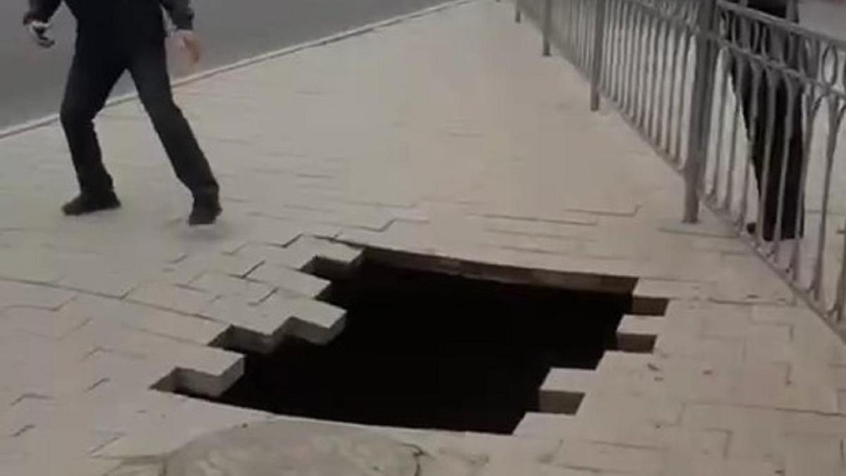 Огромная дыра образовалась на тротуаре в Нур-Султане (видео)
