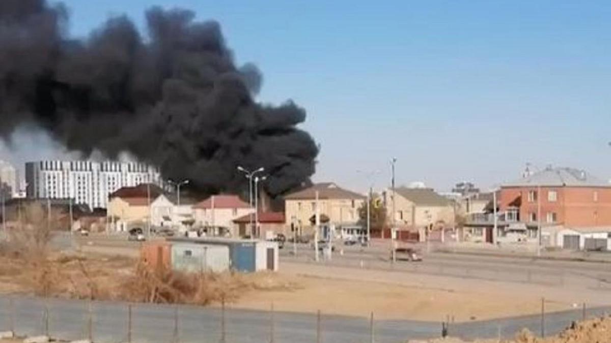 Огромный столб черного дыма: коттедж загорелся в Нур-Султане