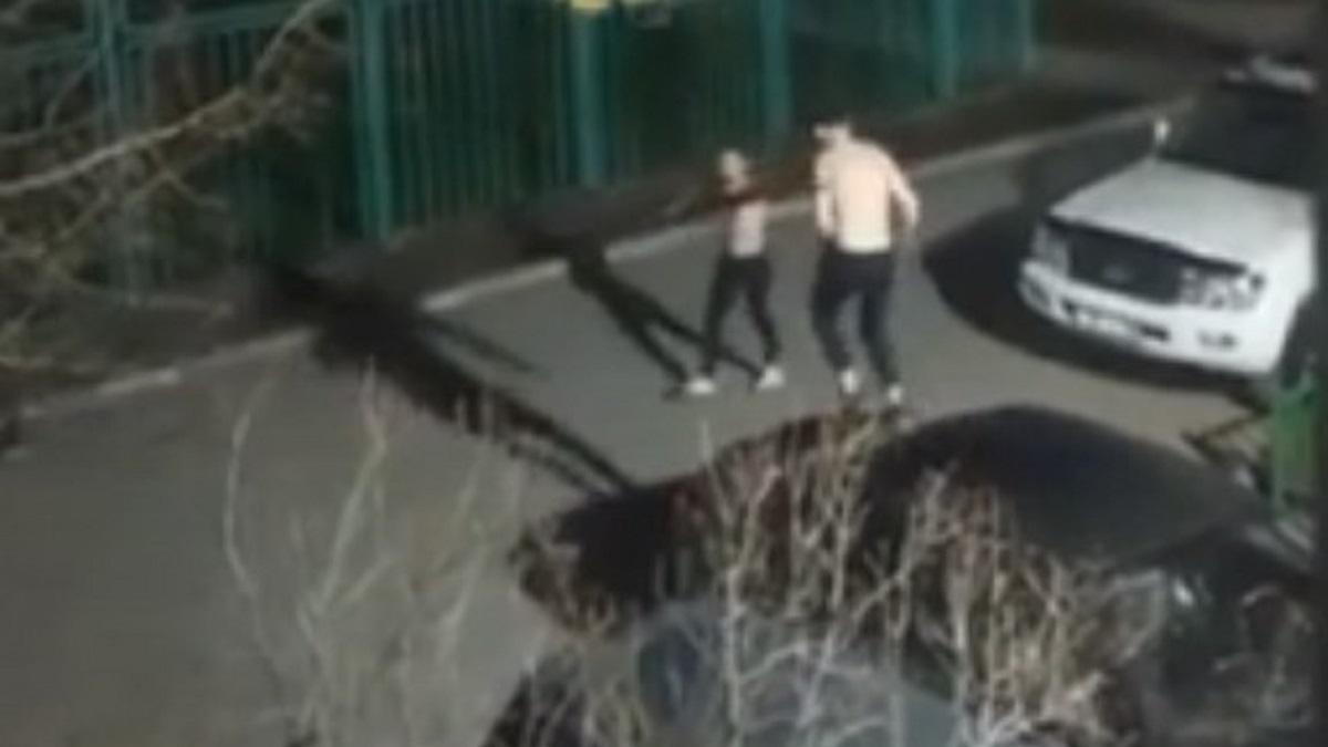 Пьяный хулиган выполнял трюки на крышах авто в Нур-Султане (видео)