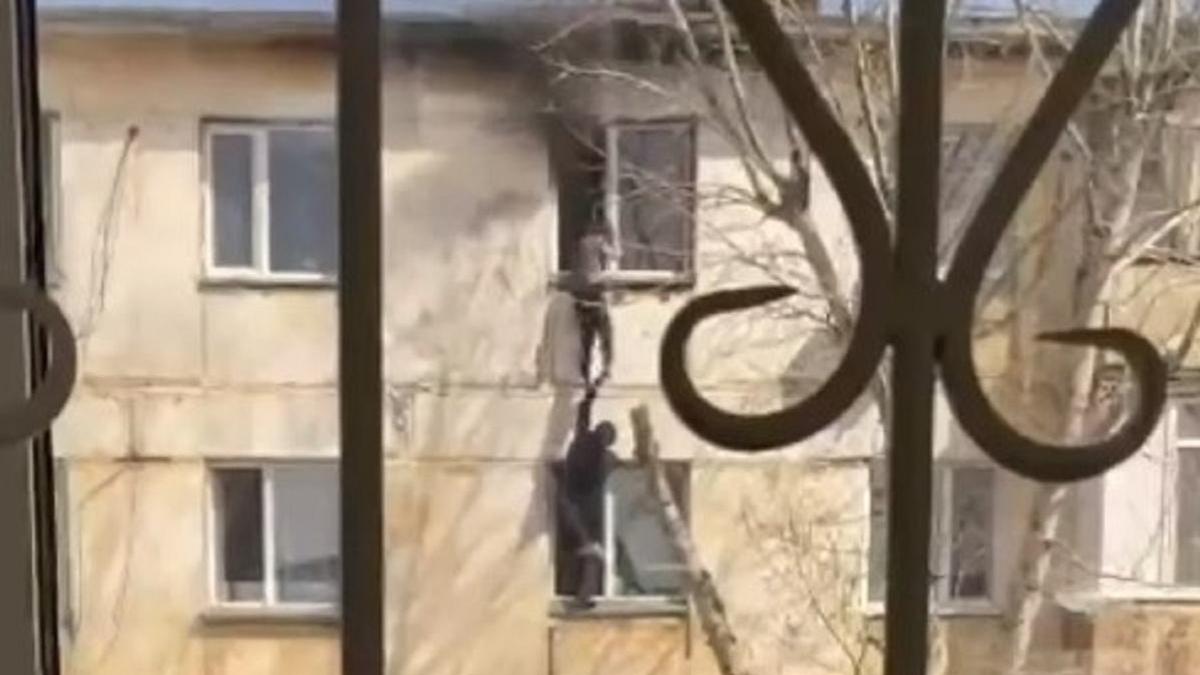 Спасение ребенка из горящей квартиры сняли на видео в Нур-Султане