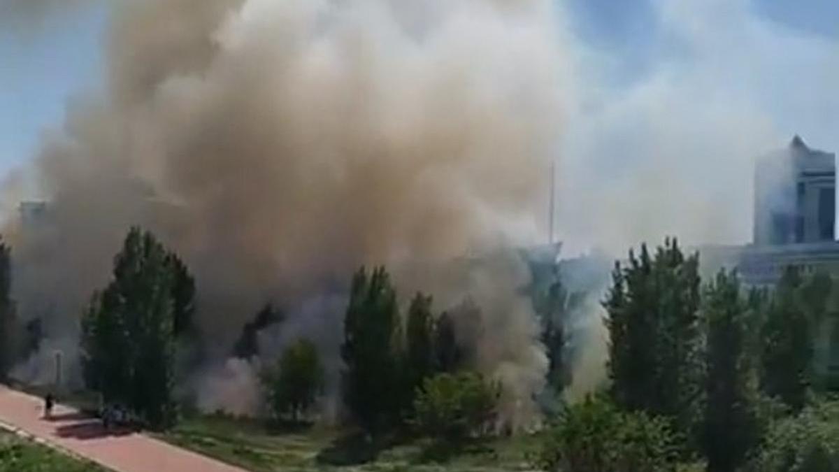 Акорду окутал дым: пожар случился на левом берегу Нур-Султана (видео)