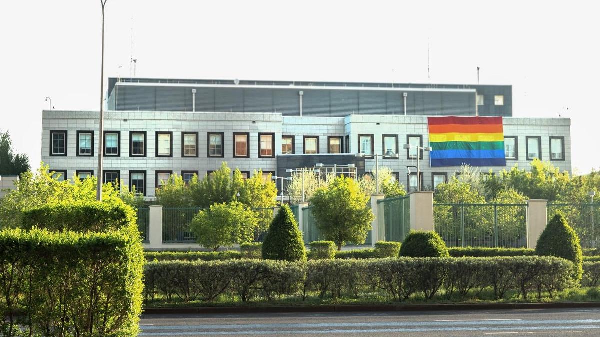 Флаг ЛГБТ появился на здании посольства США в Нур-Султане (фото)