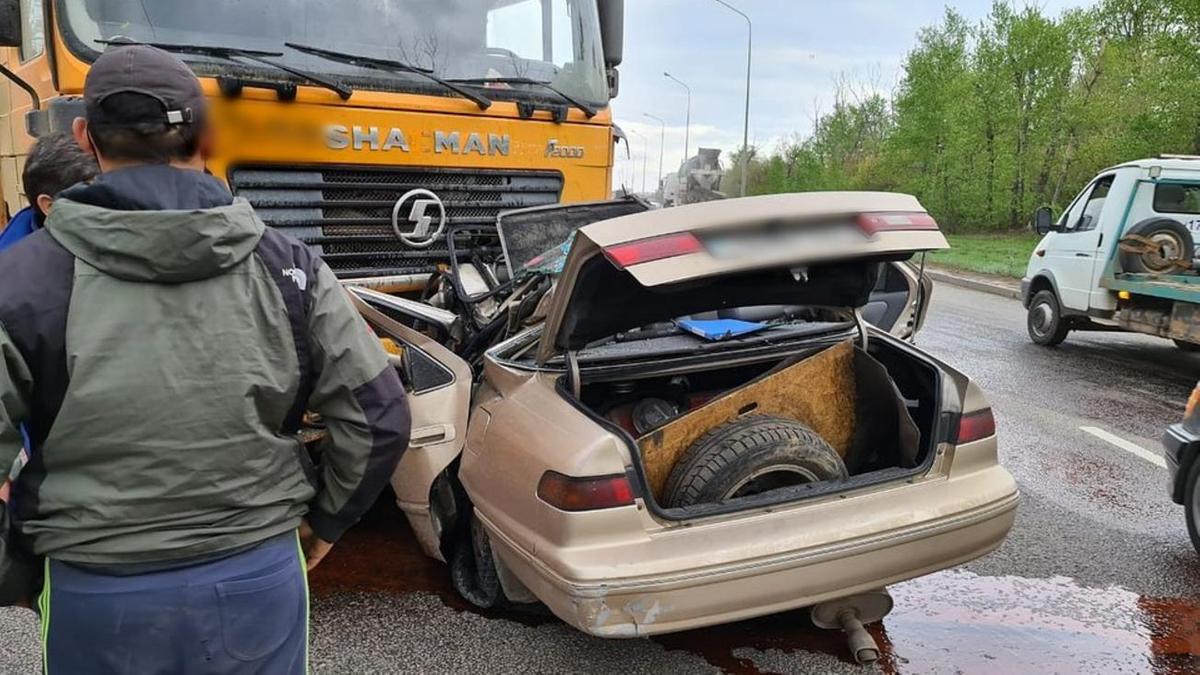 Машина на полной скорости врезалась в грузовик в Нур-Султане. Ее водитель погиб