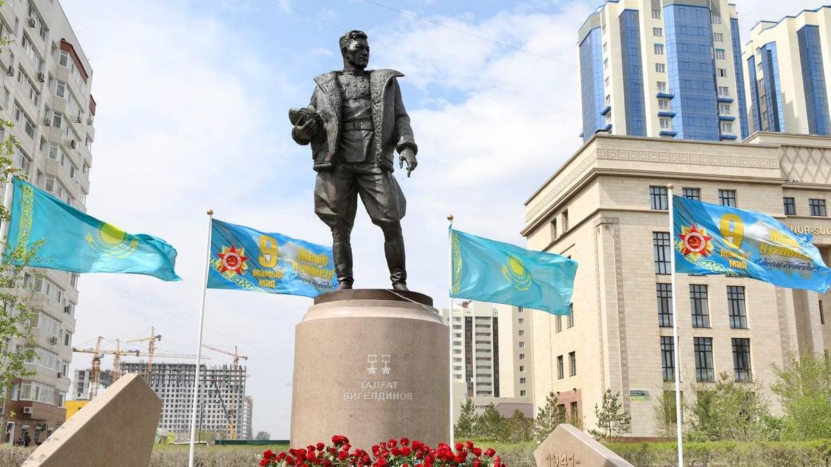 Памятник казахстанскому летчику-герою установили в Нур-Султане (фото)
