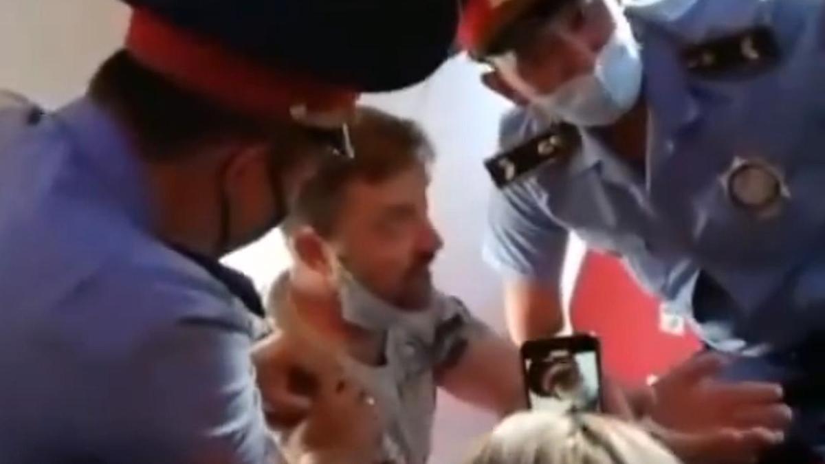 Пассажир рейса Алматы – Нур-Султан устроил скандал на борту самолета (видео)