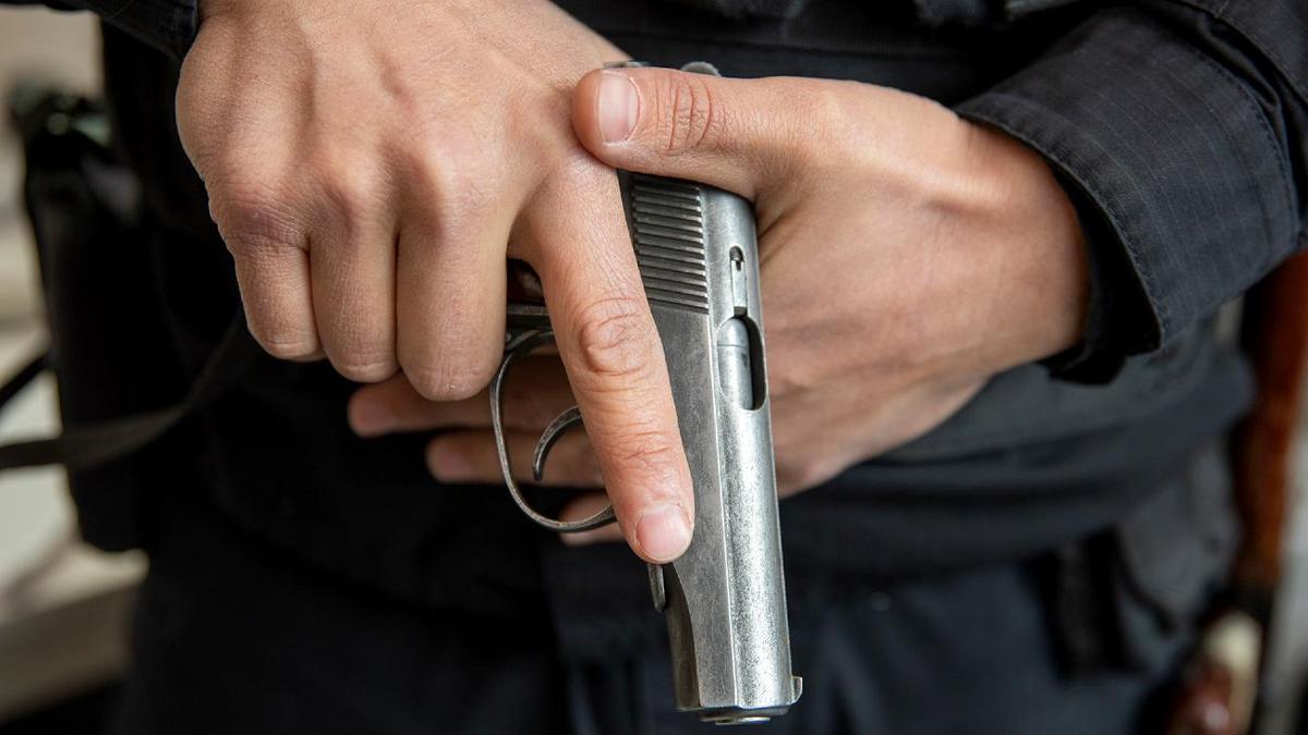 Пистолет и боеприпасы нашли полицейские у случайных прохожих в Нур-Султане
