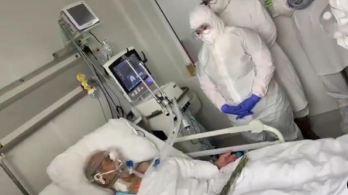 "Растрогали до слез": врачи спели для больного COVID-19 ветерана в Нур-Султане (видео)