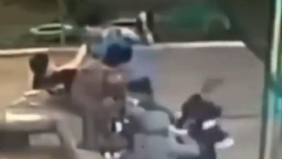 Разборки между взрослым мужчиной и подростками сняли на видео в Нур-Султане