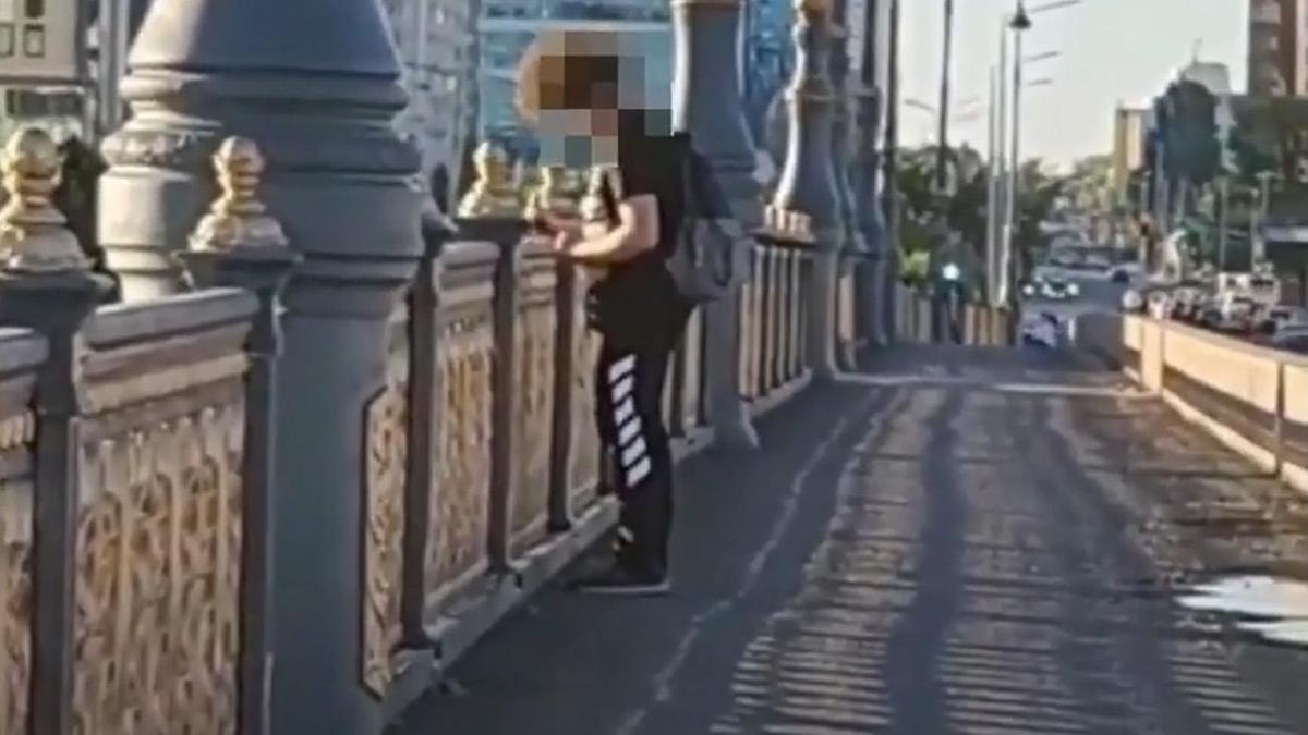 15-летний астанчанин написал свое имя на мосту и был снят на видео