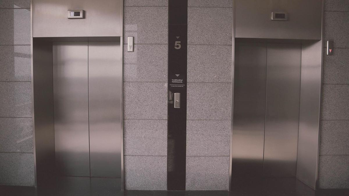 Был в плохом настроении: еще один астанчанин разбил панель лифта и попал на видео