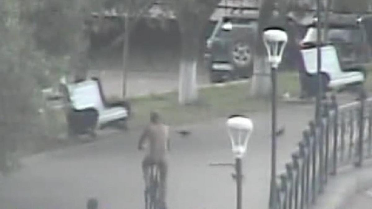 Голый астанчанин разъезжал по набережной на велосипеде (видео)