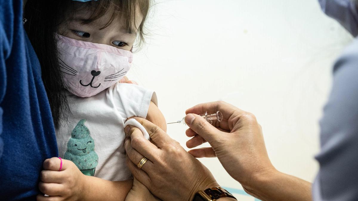 Казахстанских школьников могут начать вакцинировать от КВИ