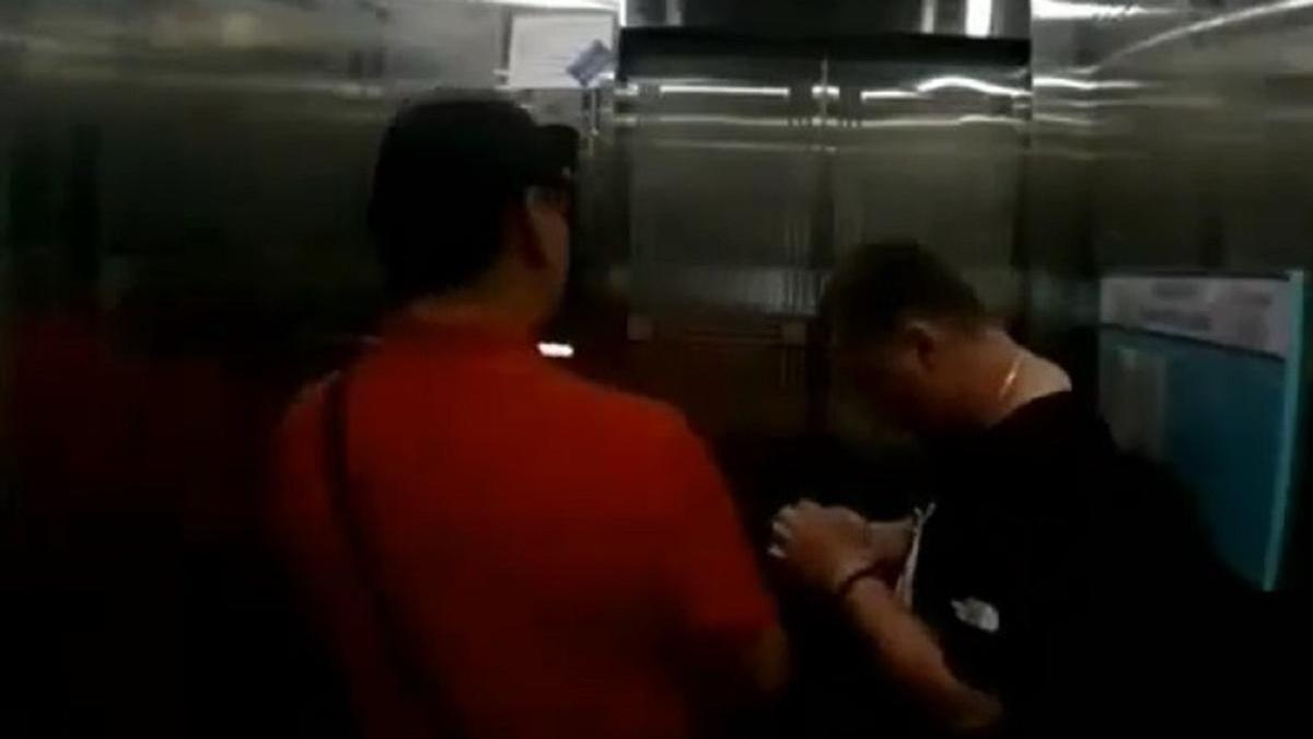 Мужчина разбил монитор в лифте ЖК в Нур-Султане (видео)