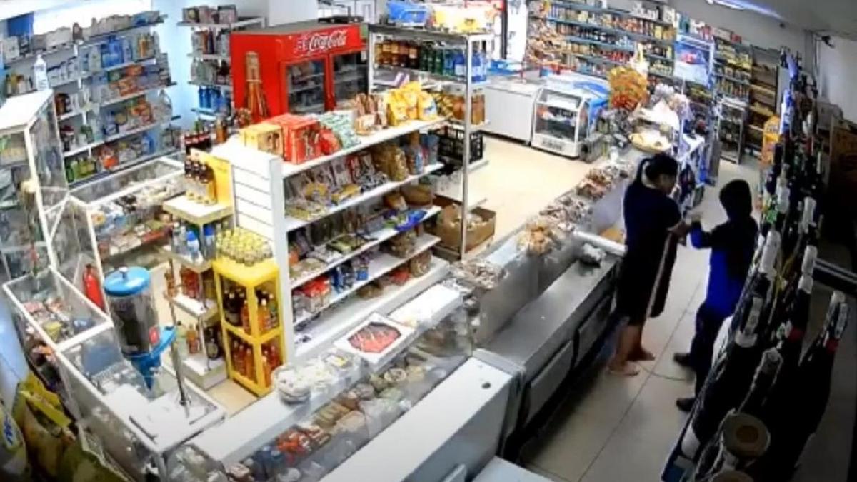 На продавца магазина напали с ножом в Нур-Султане (видео)