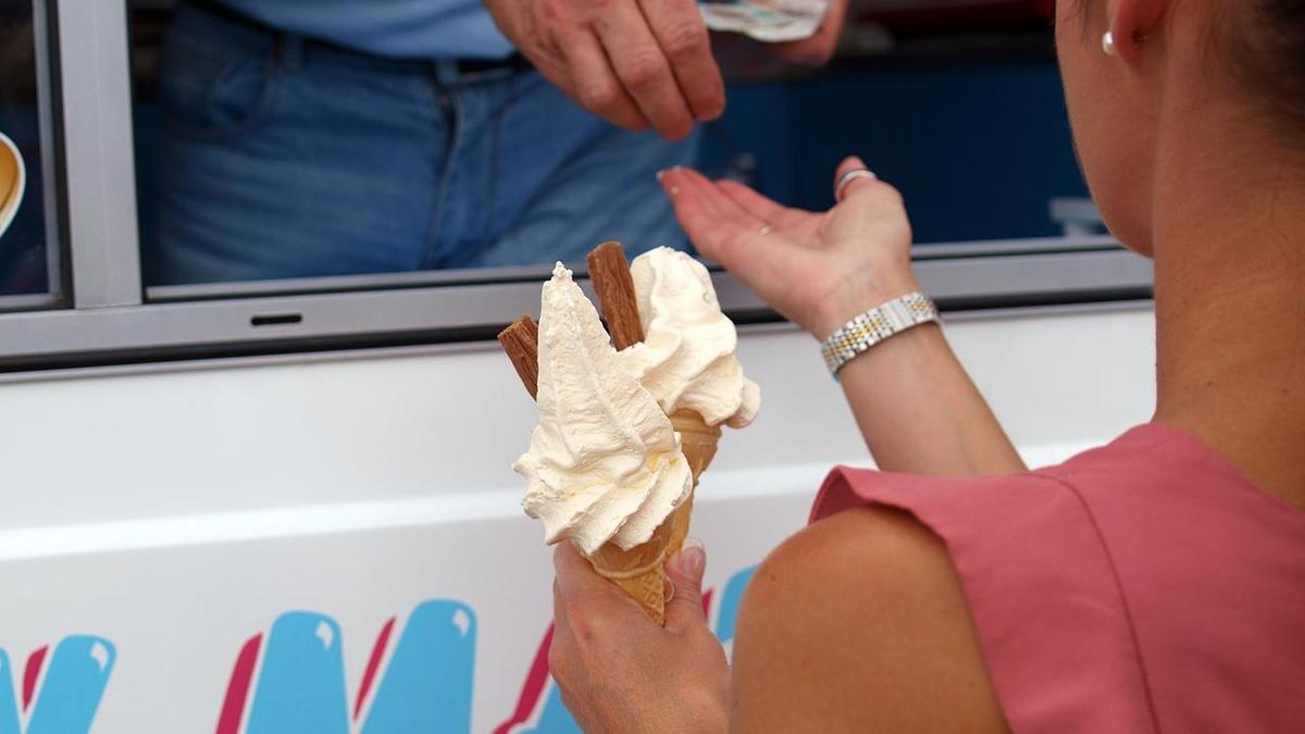 Не было сдачи с 10 тыс.: астанчанка набросилась на продавщицу мороженого (видео)