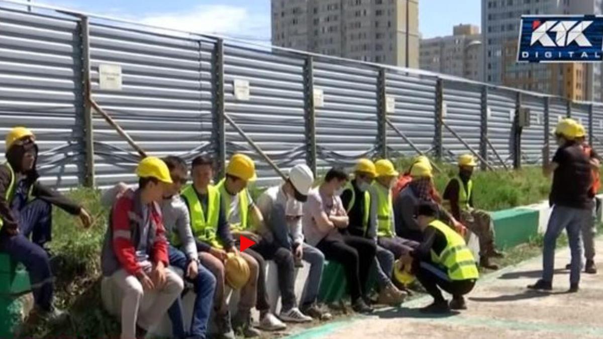 Строители "Абу-Даби Плаза" в столице не вышли на работу и потребовали выплаты зарплаты