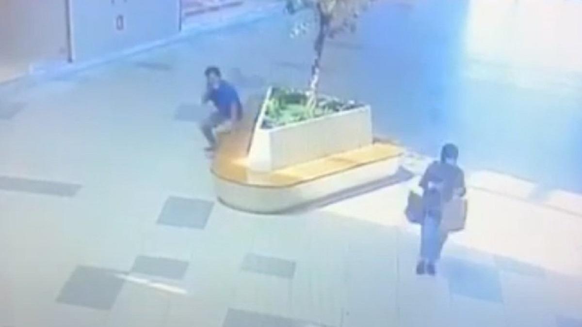 Астанчанка украла обувь у мужчины в ТРЦ и попала на видео