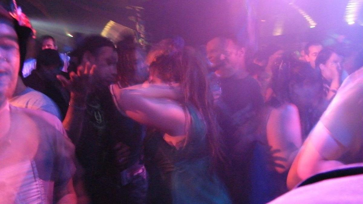 Десятки астанчан веселились в клубе