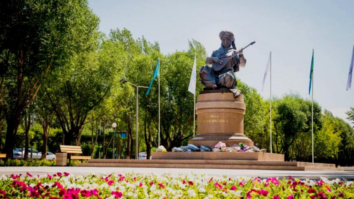 Домбристке Дине Нурпеисовой установили памятник в Нур-Султане