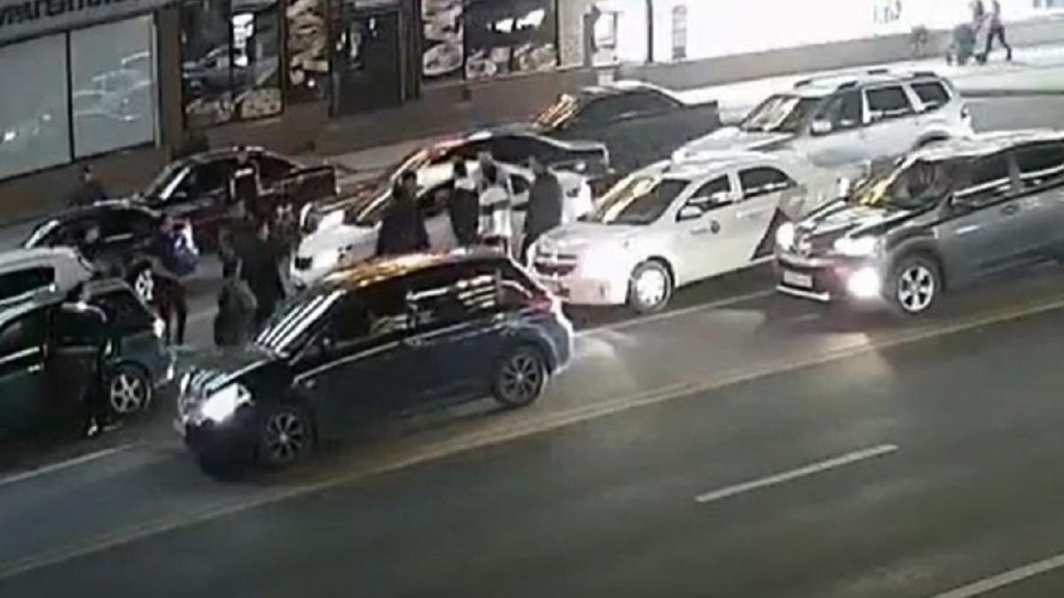 Массовая драка на дороге попала на видео в Нур-Султане