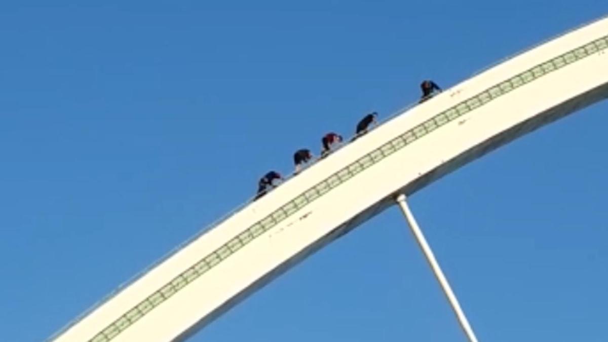 Подростки решили позагорать на арке моста в Нур-Султане. Их спасение сняли на видео