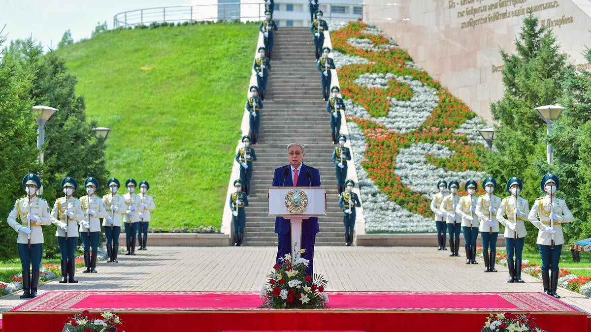 Токаев принял участие в церемонии поднятия Государственного флага (фото)