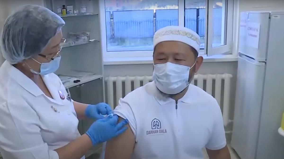 Верховный муфтий Казахстана привился от коронавируса