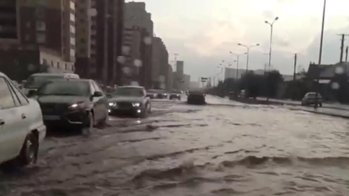 В Нур-Султане после обильного дождя затопило улицы
