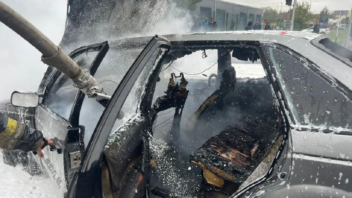 В Нур-Султане на шоссе загорелся автомобиль.