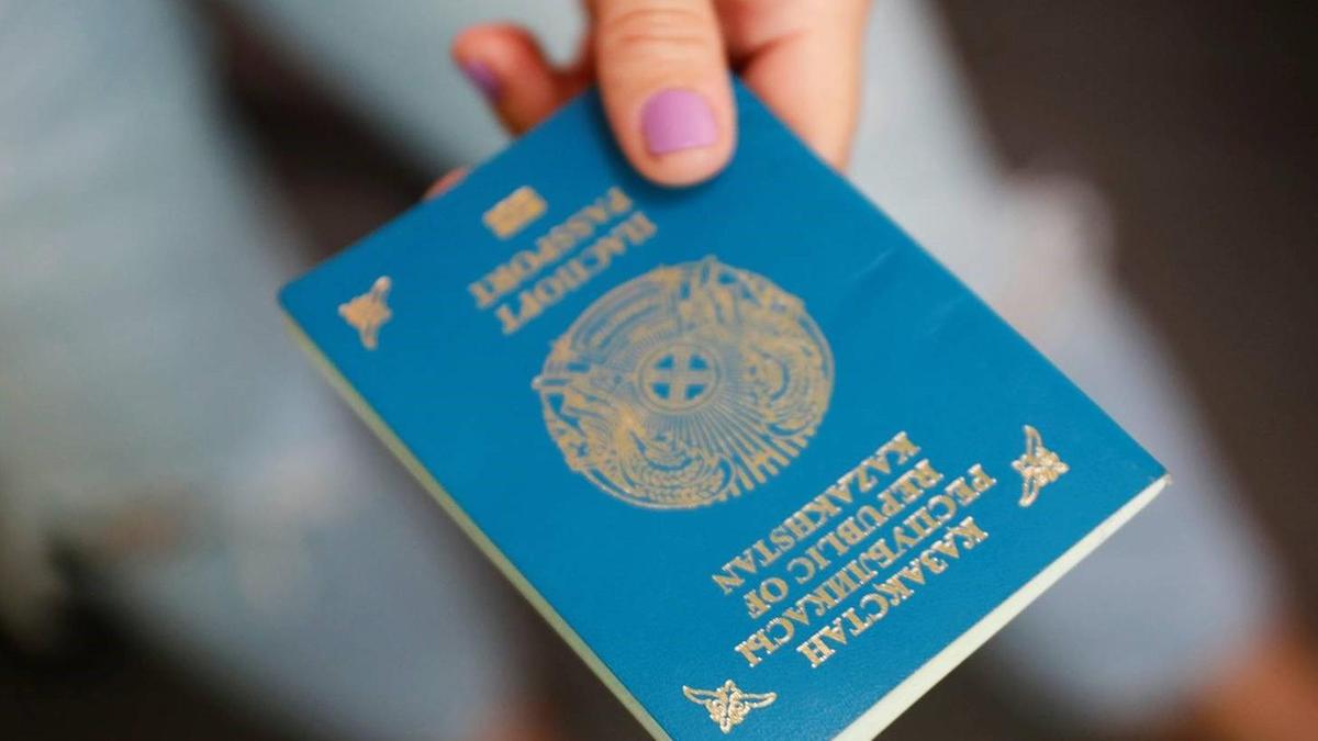 8-летняя девочка получила паспорт Казахстана