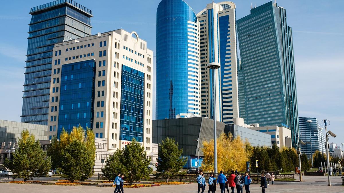Мегаполисы Казахстана могут ожидать жаркой и холодной погоды.