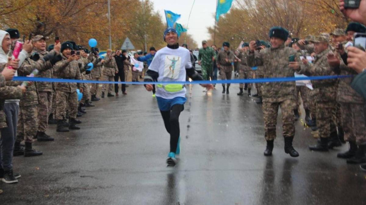 Военный из Казахстана бежал без остановки в течение двух дней и был записан в народ.