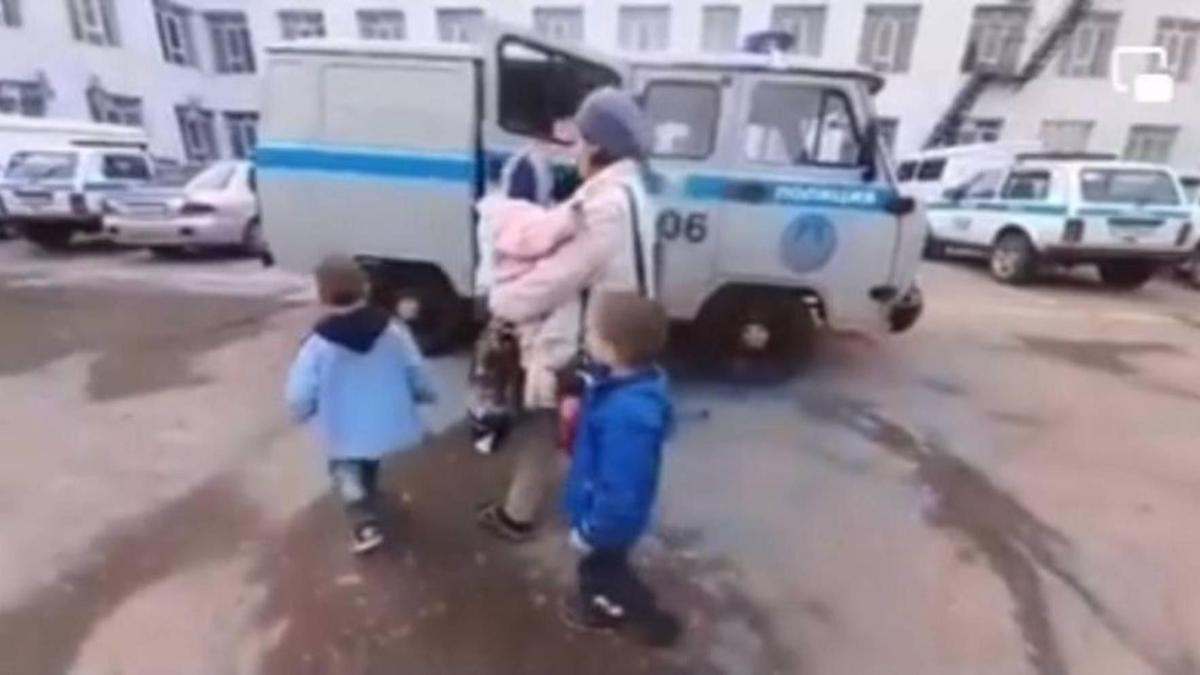 Мать троих детей провела в Уралк на автобусной остановке.