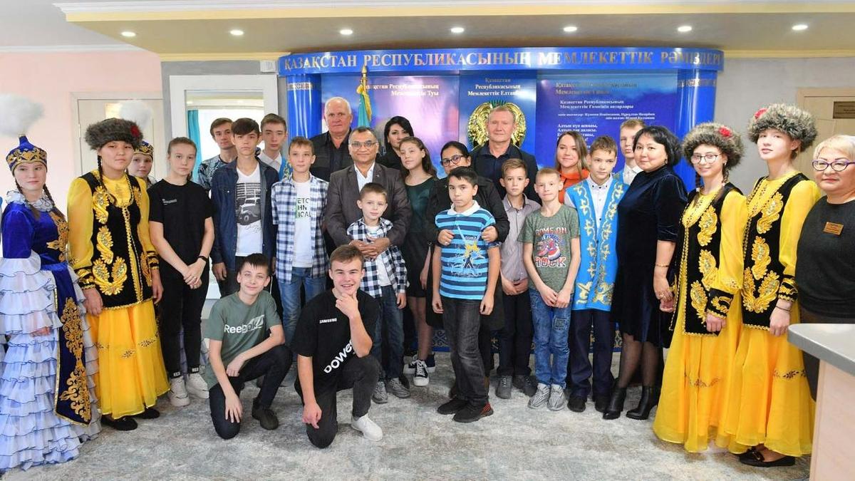 В День Республики руководство компании "АрселорМиттал Темиртау" посетило детей-сирот.