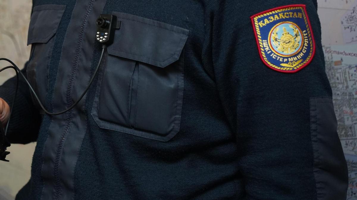 В регионе Алмати сотрудник полиции был оштрафован за нарушение законов о дороге.