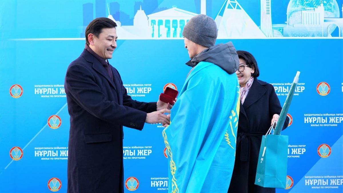 Ключи квартиры были переданы жителям Астана в праздновании дня Республики.