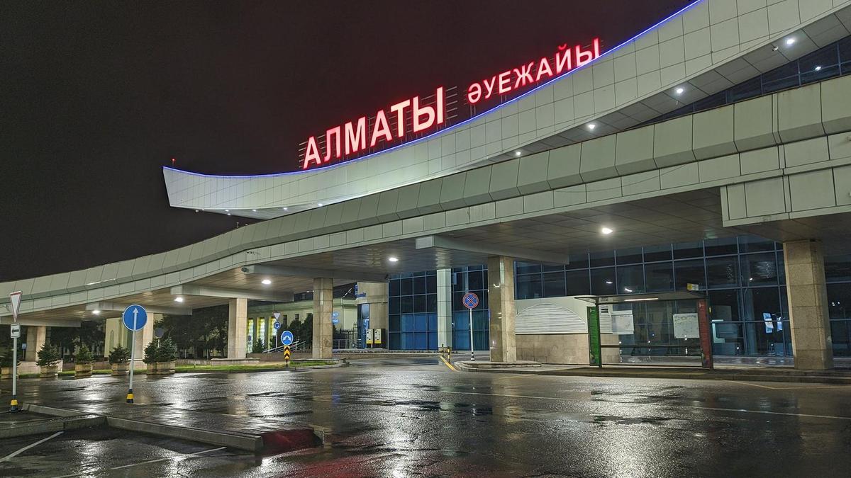 Парковка аэропорта Алмати была перегружена из -за ремонта.