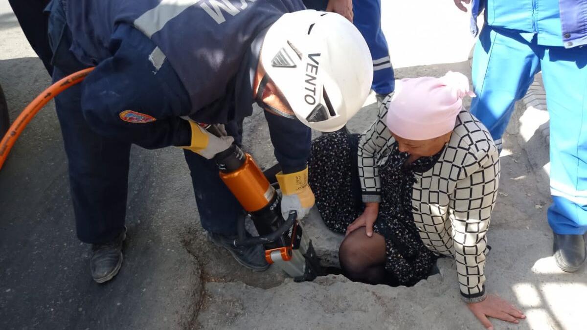 Спасатели из Шимкента помогли женщине