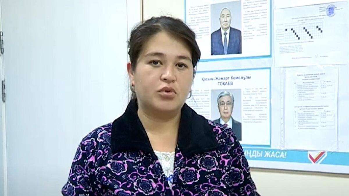 Казахская женщина обещает дать ребенку имя победительницы схваток.
