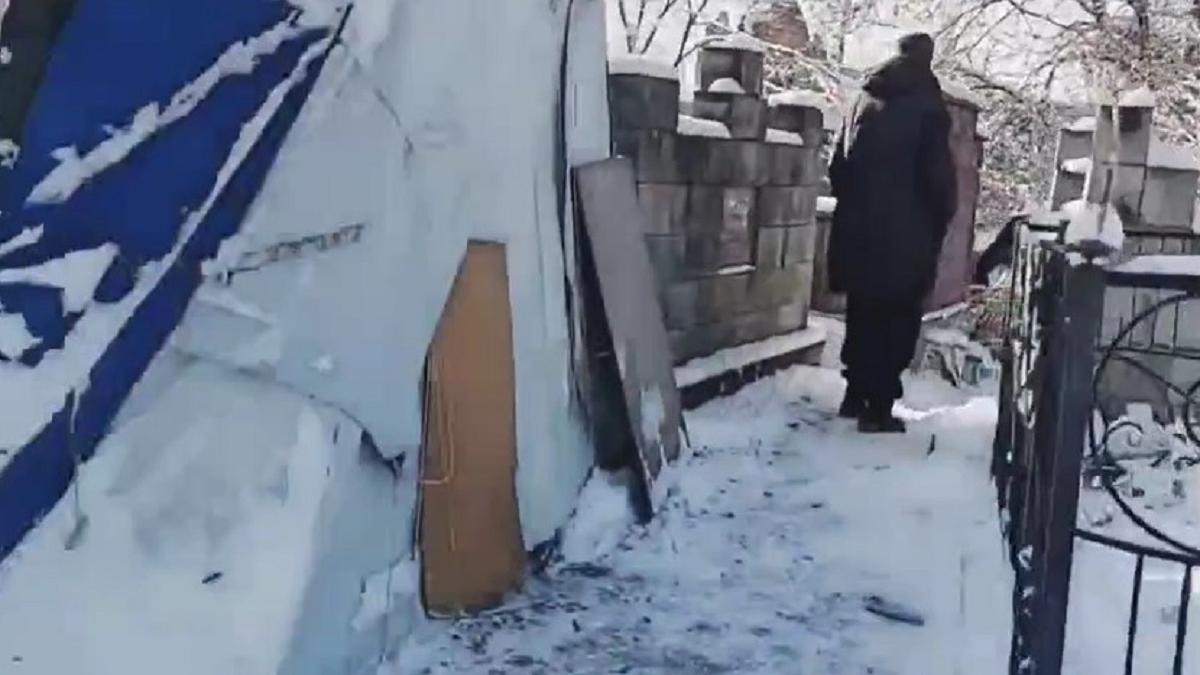 Мужчина живет в палатке на кладбище в Алматинской области (видео)