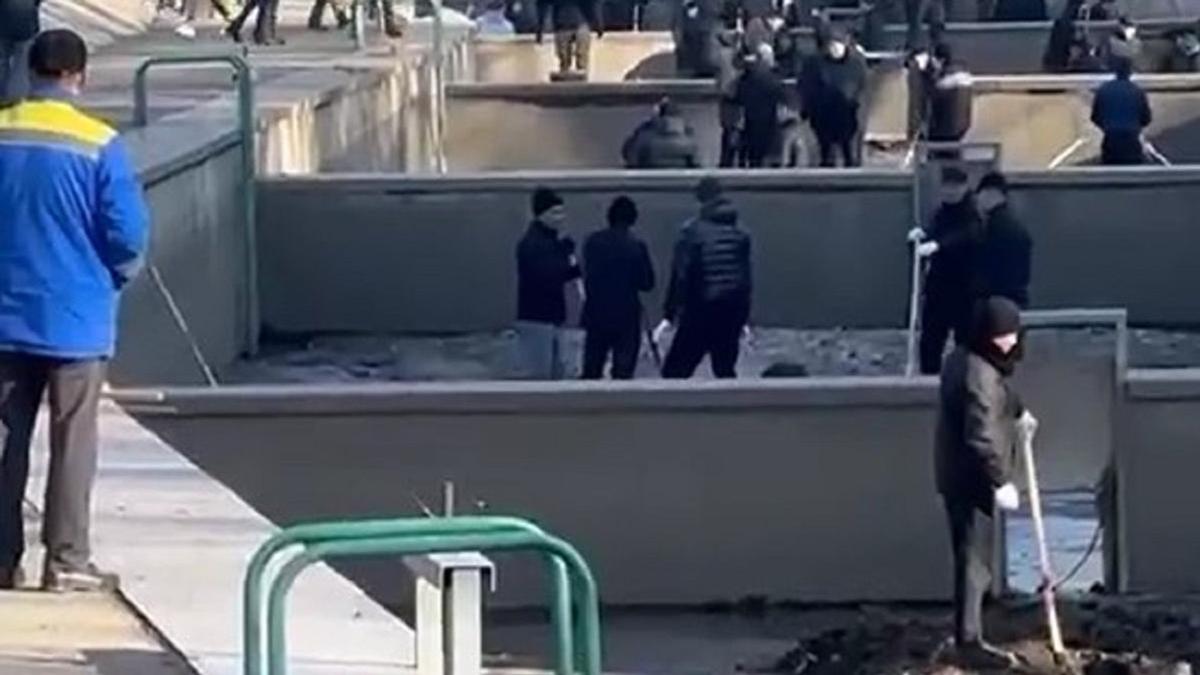 Полицейские Алматы вышли на субботник